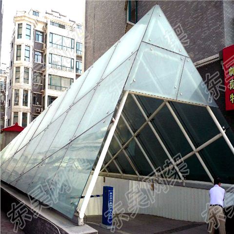 小區(qū)地下車(chē)庫(kù)入口玻璃雨棚